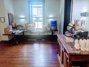 Tägliches inbegriffenes kontinentales Frühstück