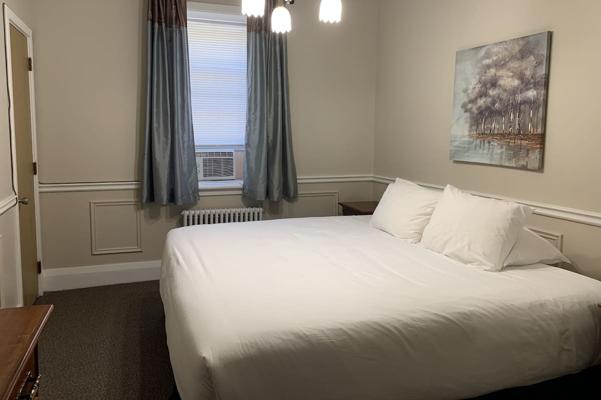 Phòng Suite dành cho gia đình, 1 giường cỡ king và sofa giường (Partial View, No Balcony) | 1 phòng ngủ, trang trí khác biệt