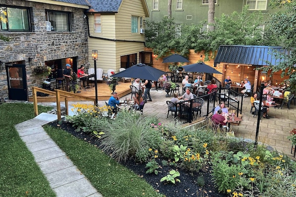 Se sirven comidas y cenas; con vista a la playa