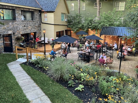 Se sirven almuerzos y cenas (con vistas a la playa) . Inn at the Falls