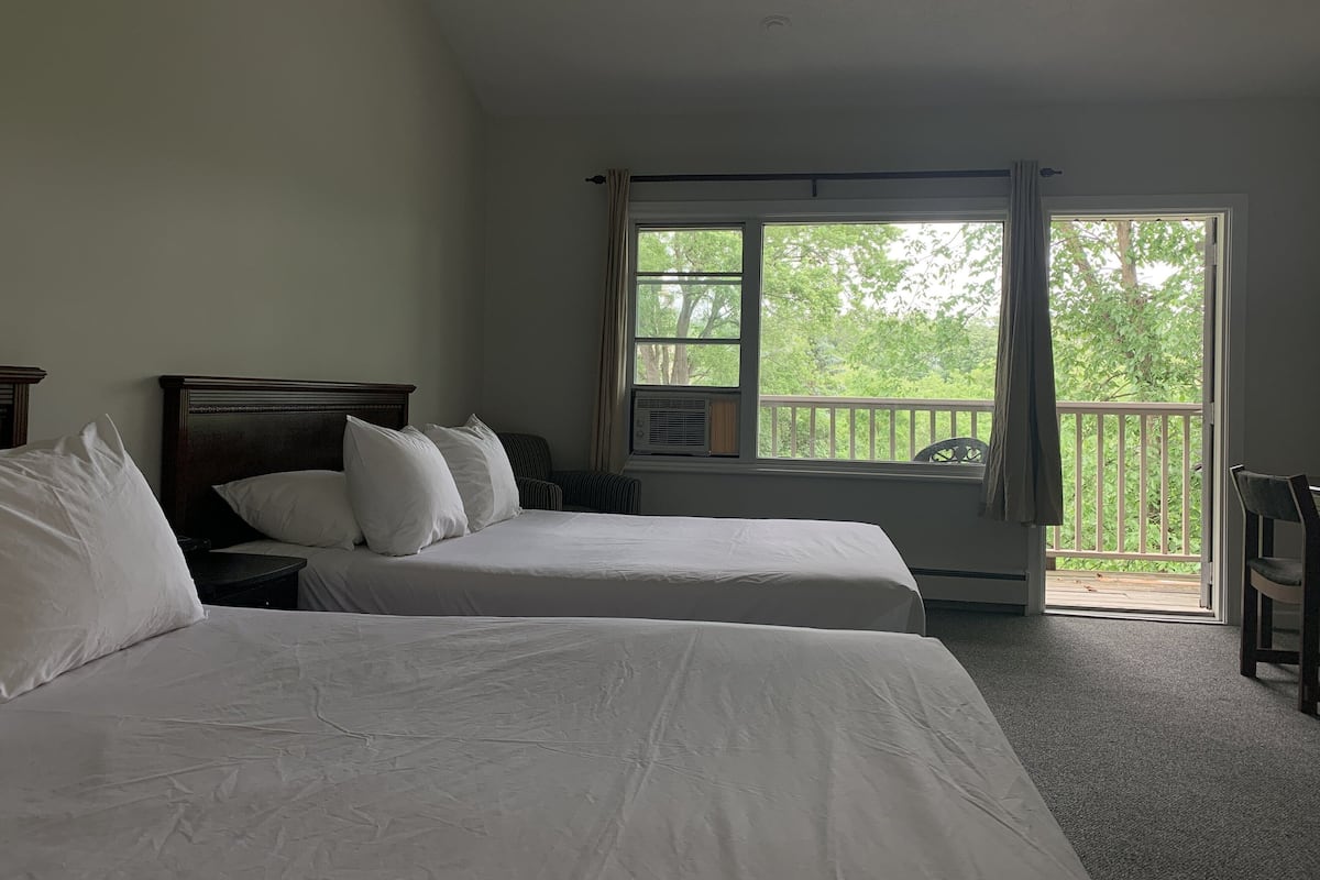 Phòng Superior, 2 giường cỡ queen (Muskoka River View, Has Balcony) | 1 phòng ngủ, trang trí khác biệt