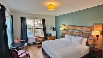 Chambre supérieure, 1 très grand lit (Muskoka River View, Has Balcony) | Décor unique, ameublement unique, bureau