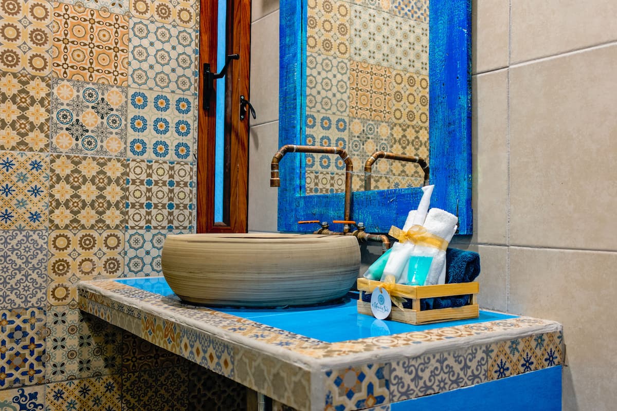 shower, rainfall showerhead, free toiletries, hair dryer