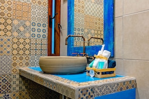 Shower, rainfall showerhead, free toiletries, hair dryer - Maria De Nadie Hotel Boutique (Comondu)