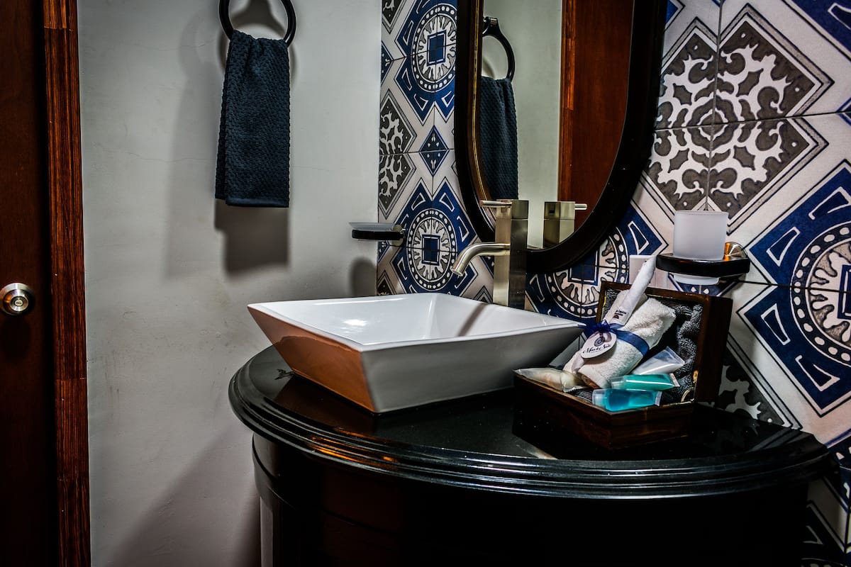 shower, rainfall showerhead, free toiletries, hair dryer