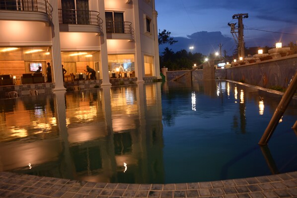 Una piscina al aire libre