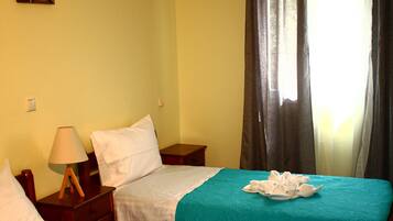 Basic House | 3 bedrooms, blackout drapes, iron/ironing board, free cribs/infant beds