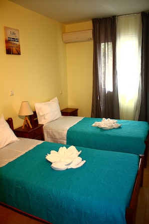 3 habitaciones, cortinas blackout y tabla de planchar con plancha