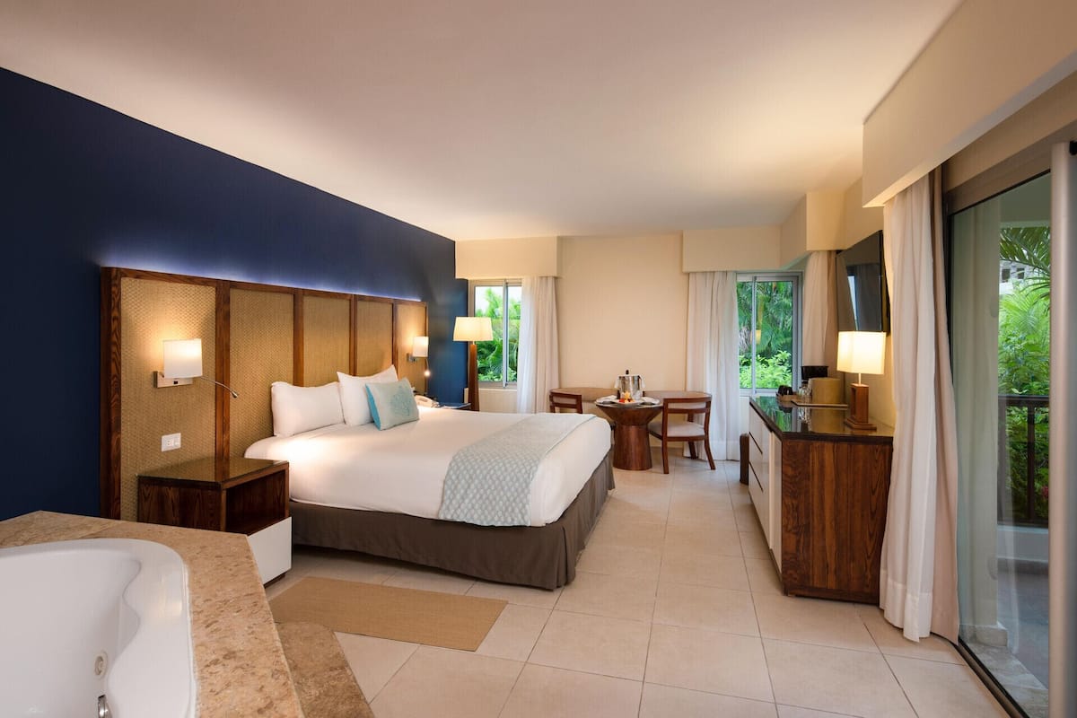 1 bedroom, free minibar, in-room safe, blackout drapes