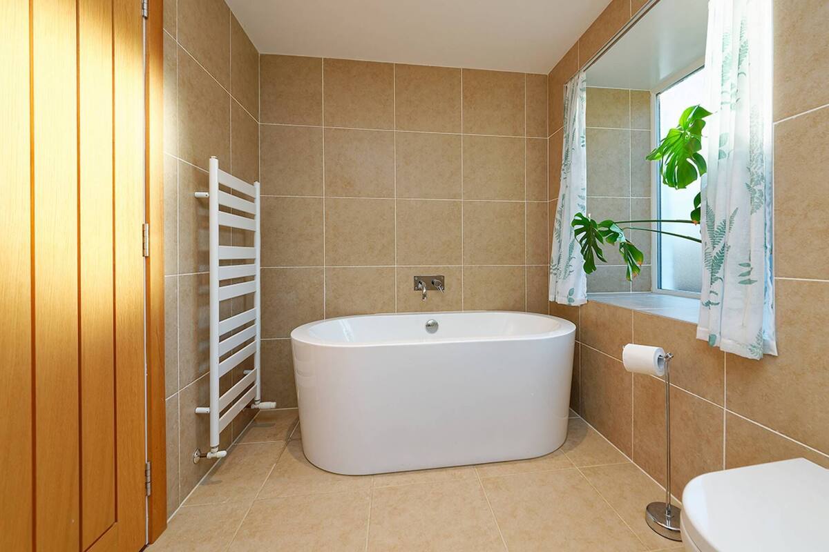 Duschwanne, kostenlose Toilettenartikel, Haartrockner, Handtücher