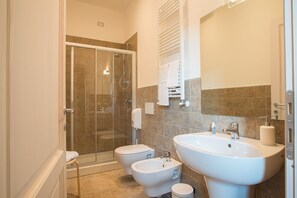 Shower, free toiletries, hair dryer, bidet - Fattoria Didattica La Collina Incantata (Narni)