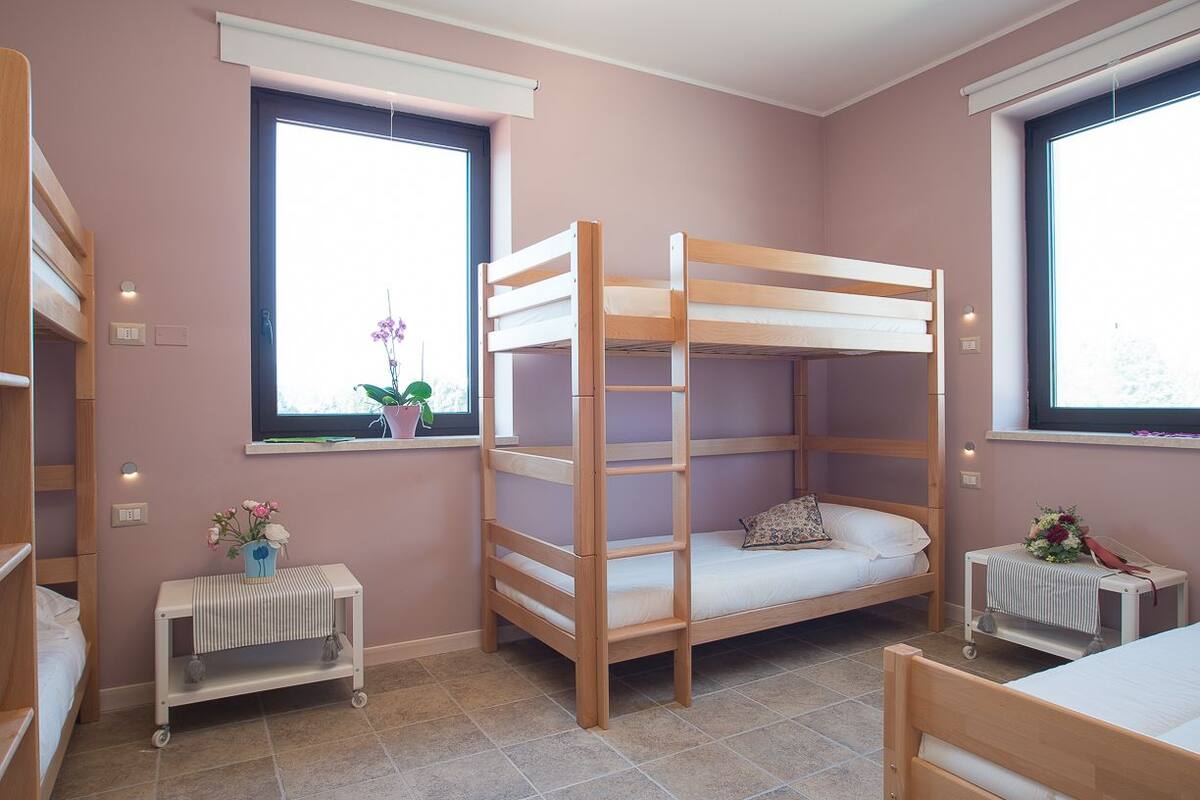 Habitación cuádruple | Cunas (de pago), wifi gratis, ropa de cama
