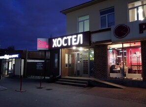 Fachada da propriedade à noite