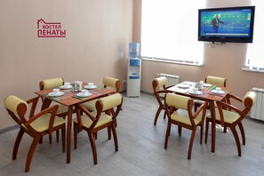 Full-sized fridge, microwave, oven, stovetop - Hostel Penates (Yekaterinburg)