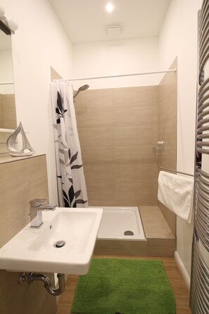 Douche, serviettes fournies