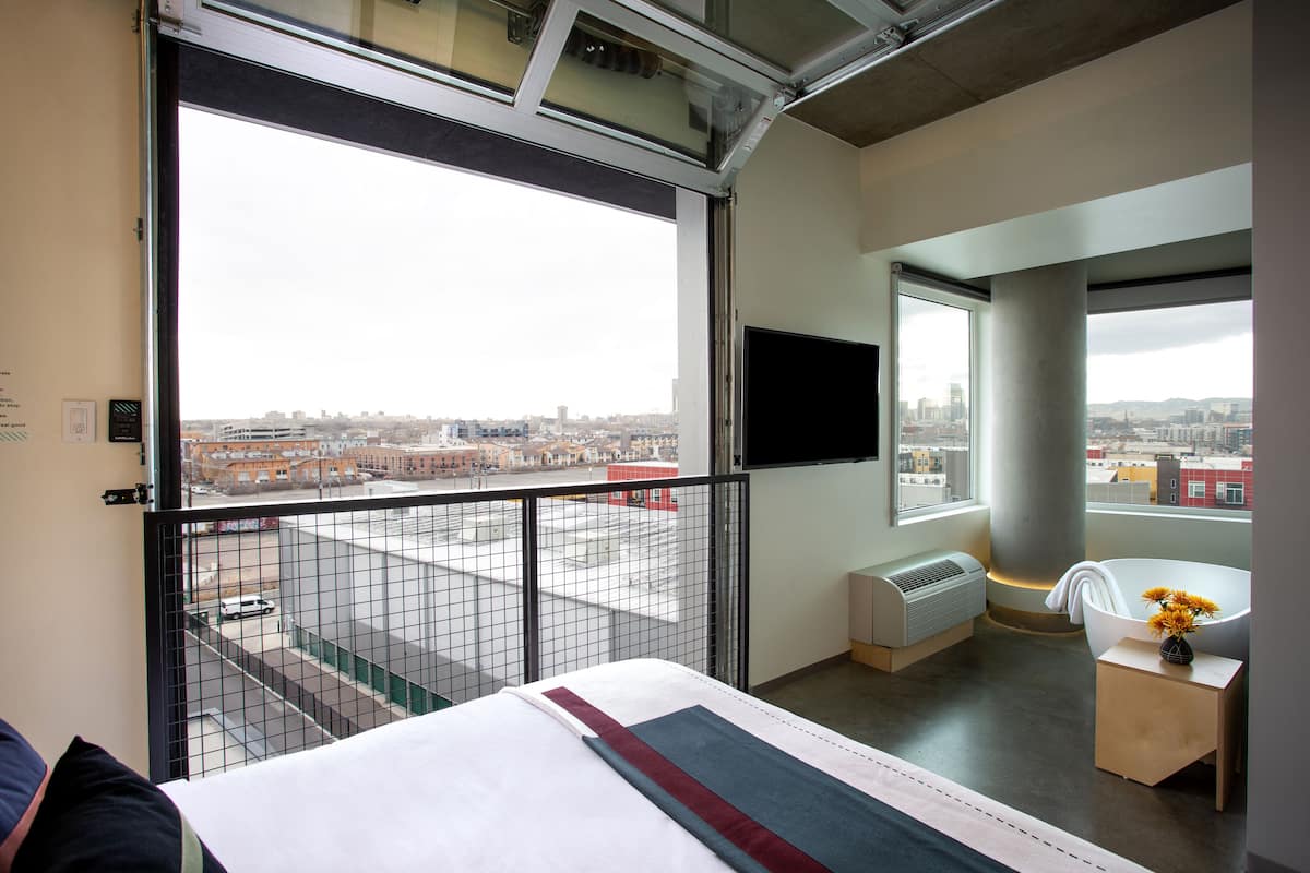 Suite (Market View) | Ropa de cama de alta calidad, edredón, camas con pillow-top y minibar