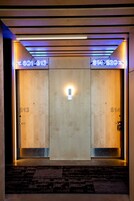 Entrada de hotel con dos puertas identificadas con los números 613 y 614, cada una con un número de teléfono encima.