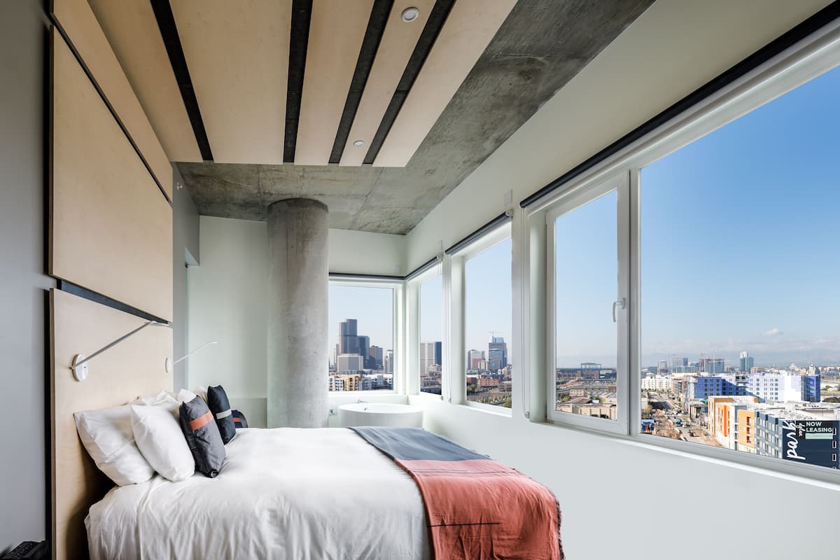 Ropa de cama de alta calidad, edredón, camas con pillow-top y minibar