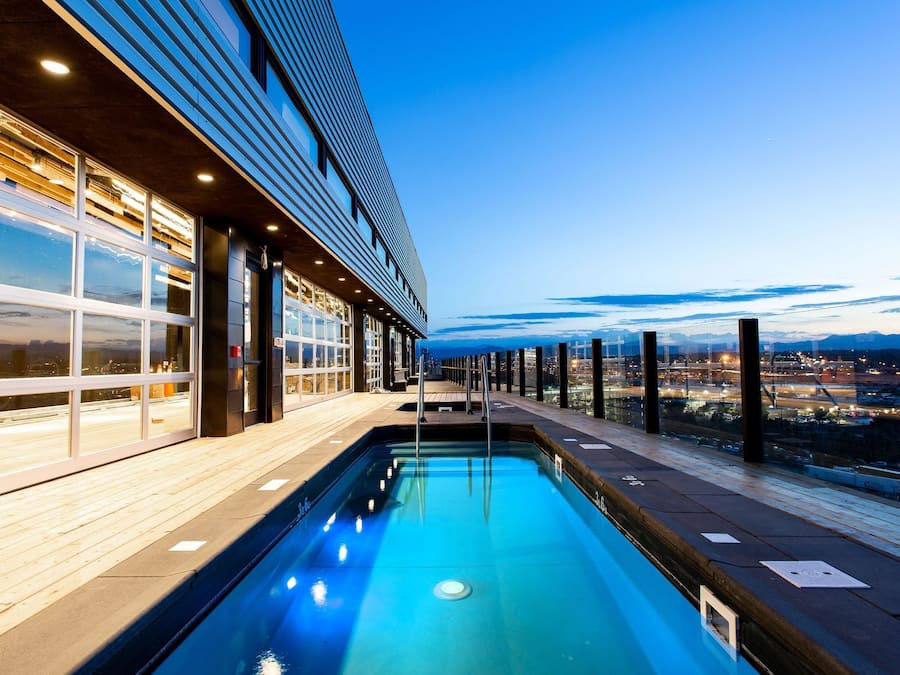 Piscina externa, funciona das 8h às 22h, espreguiçadeiras