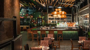 4 restaurants; lunch, dinner, and brunch served
