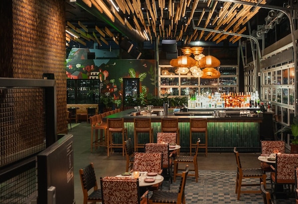 4 restaurants; lunch, dinner and brunch served 
