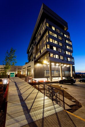 Fachada de la propiedad por la tarde o noche