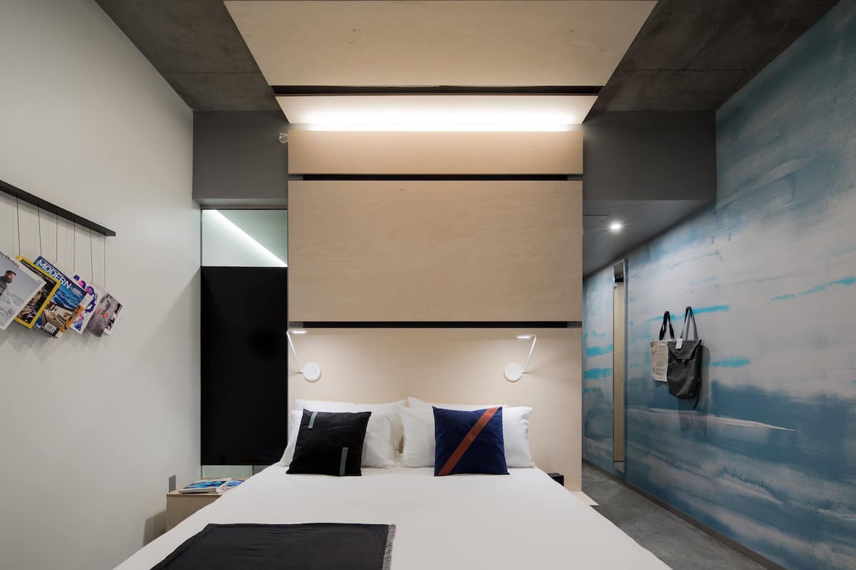 Ropa de cama de alta calidad, edredón, camas con pillow-top y minibar