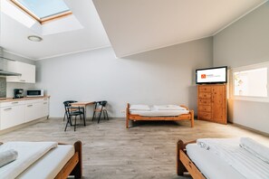 Appartement Familial | Bureau, rideaux occultants, fer et planche à repasser