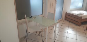 Appartement | Bureau, rideaux occultants, fer et planche à repasser
