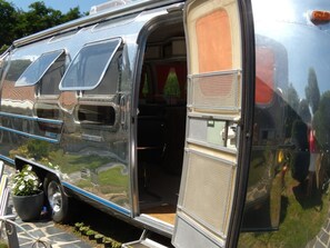 Property entrance - Caravane Airstream Américaine 1976 (Les Sorinieres)