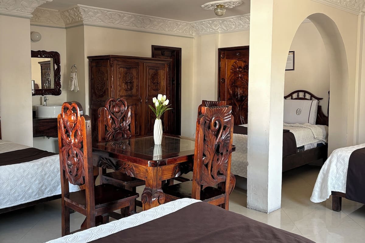 Tabla de planchar con plancha, wifi gratis y ropa de cama