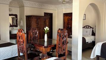 Tabla de planchar con plancha, wifi gratis y ropa de cama