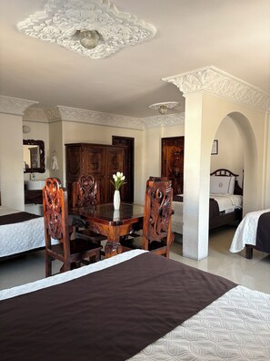 Habitación cuádruple Deluxe | Tabla de planchar con plancha, wifi gratis y ropa de cama 