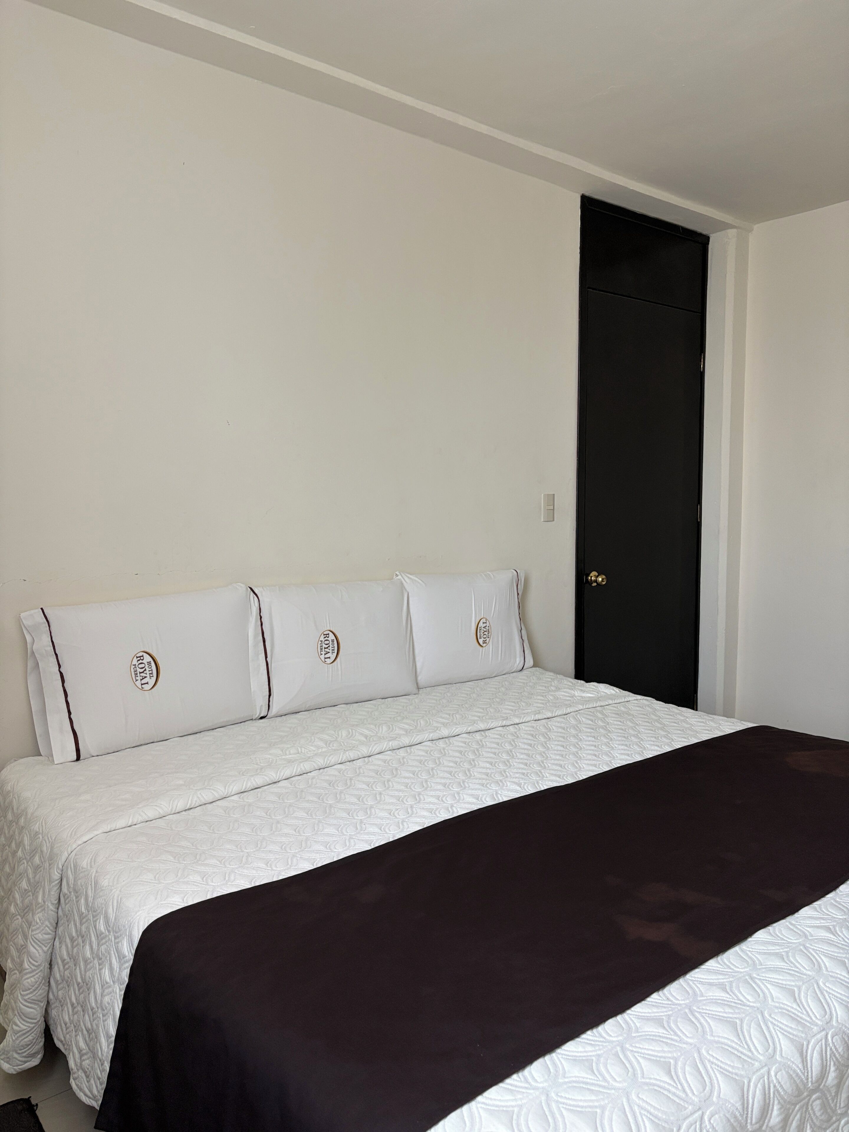 Standard Room, 1 King Bed | Iron/ironing board, free WiFi, bed sheets