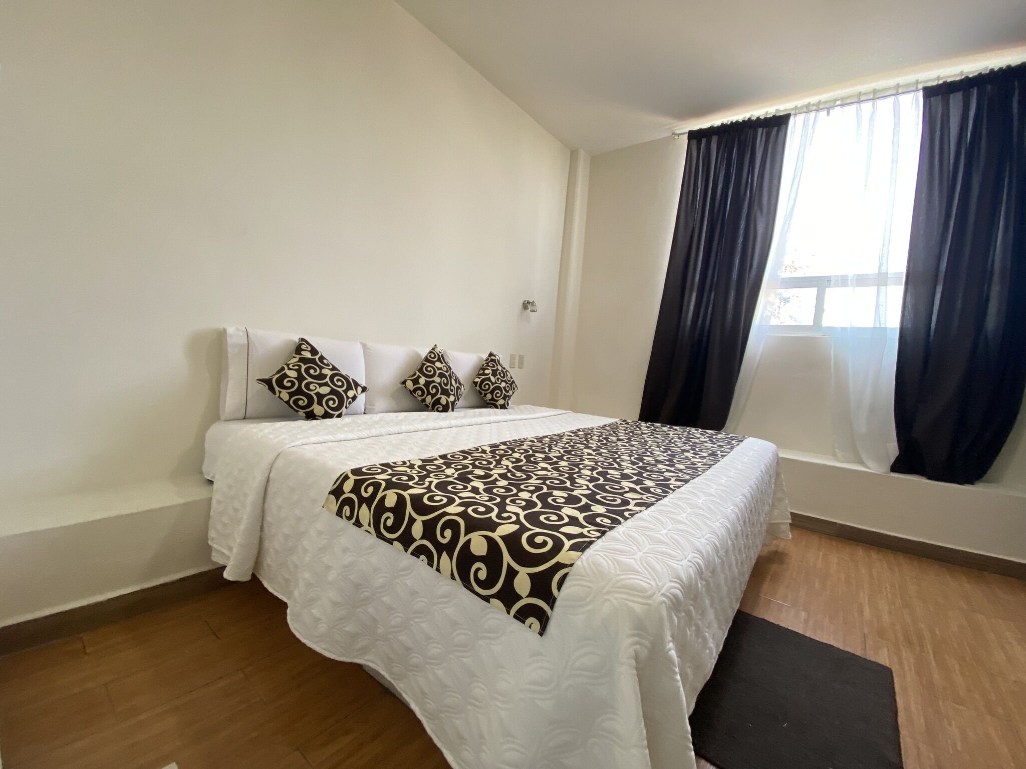 標準客房, 1 張特大雙人床 | 熨斗/熨衫板、免費 Wi-Fi、床單