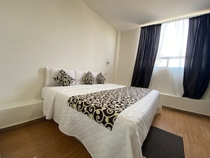 Fer et planche à repasser, Wi-Fi gratuit, draps fournis