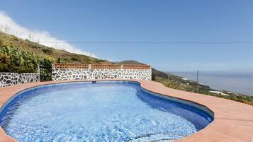 Outdoor pool, pool umbrellas, sun loungers