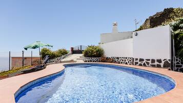 Outdoor pool, pool umbrellas, sun loungers