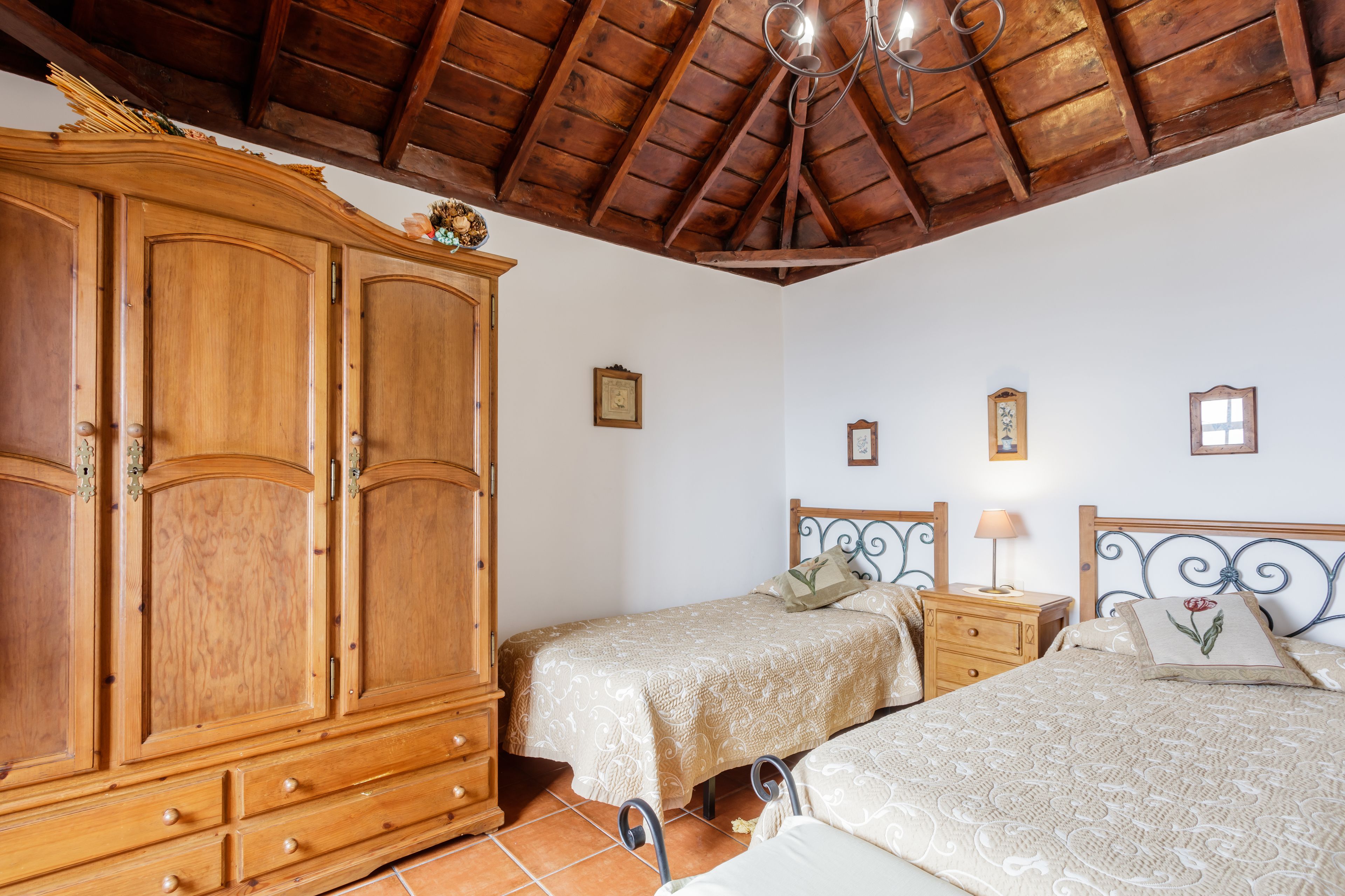 2 عدّة غرف نوم ومكواة/لوح كي وأسرّة أطفال/رضّع (مجانًا) وواي فاي مجانًا