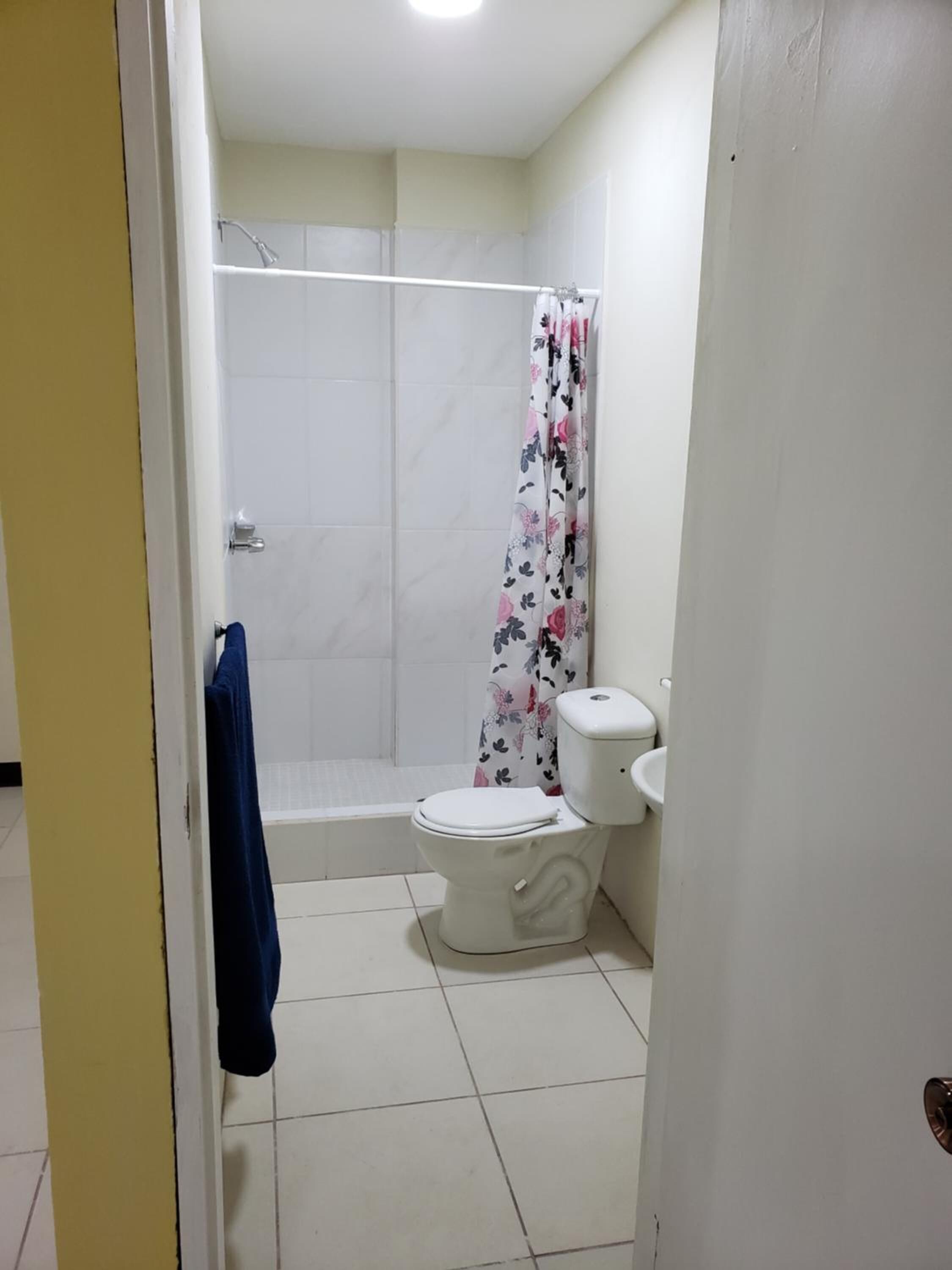 shower, free toiletries