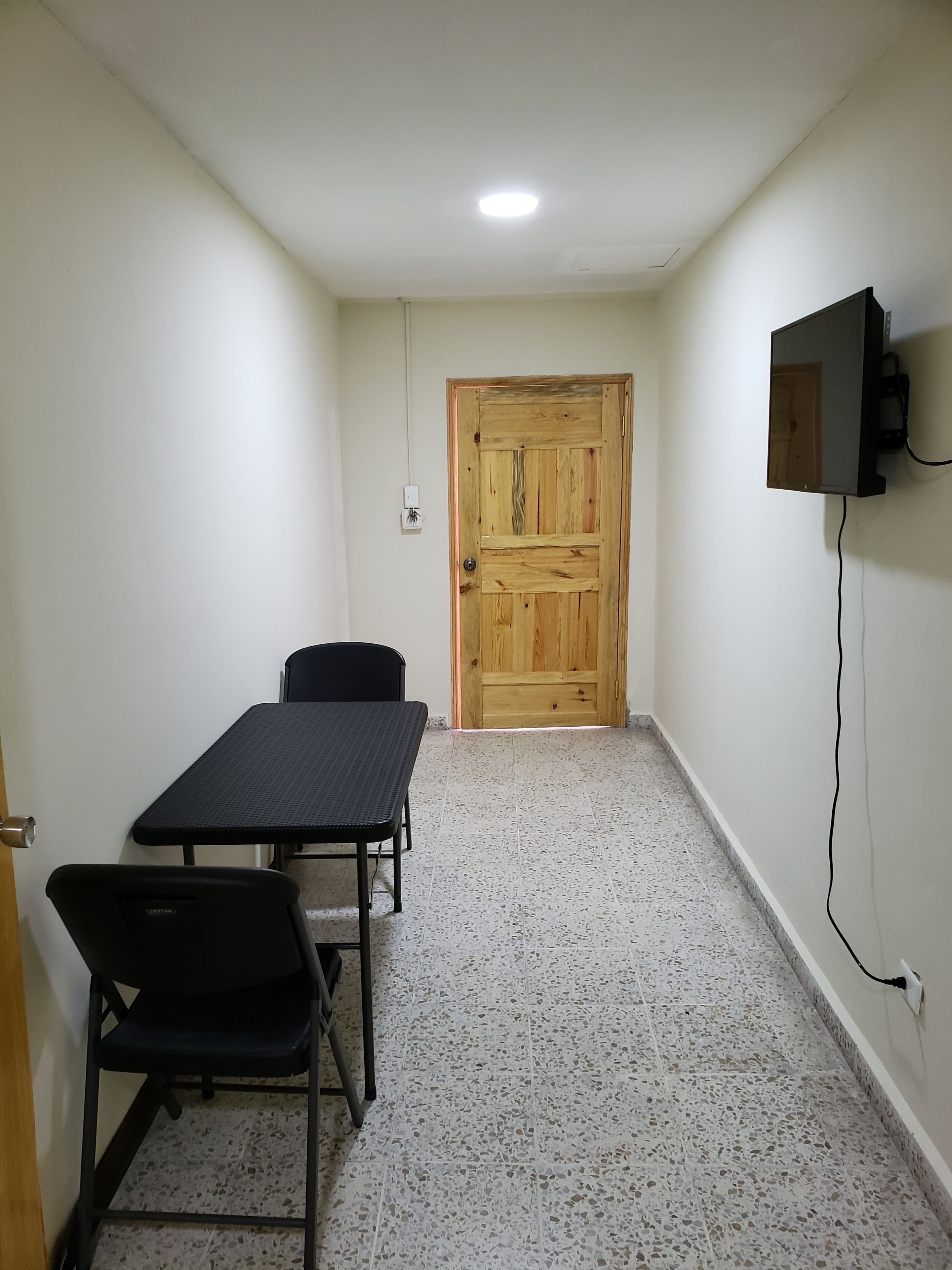 basic double room, 1 queen bed, non smoking | living room | 32-inch led tv with cable channels, tv