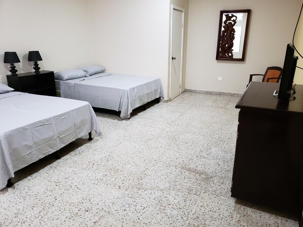 A room with two beds, a desk, and a chair. - Hotel el Dorado (La Ceiba)
