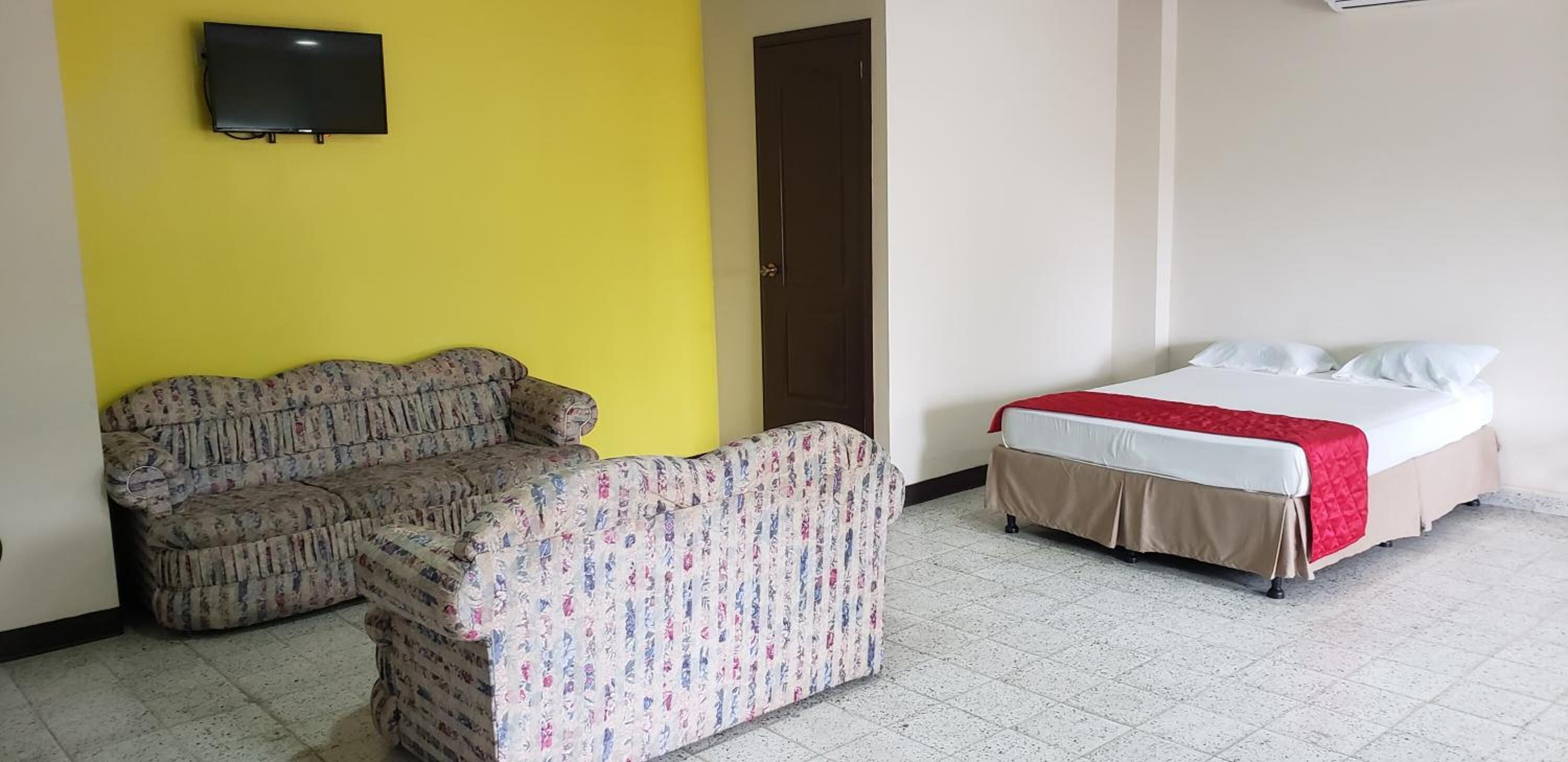 desk, rollaway beds, free wifi