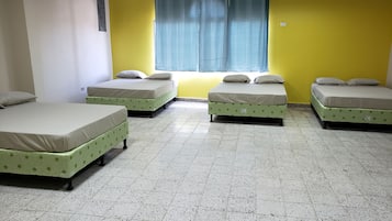 Chambre Quadruple, plusieurs lits, salle de bains privĂ©e, cĂŽtĂ© cour intĂ©rieure | Ăquipements de la chambre