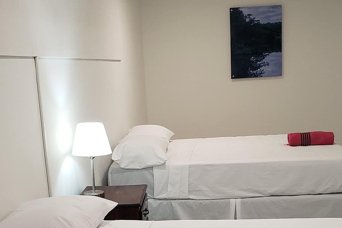 Basic Double Room, 2 Katil Ratu (Queen), Ensuite, Courtyard Area | Meja, katil lipat simpan/tambahan, Wi-fi percuma