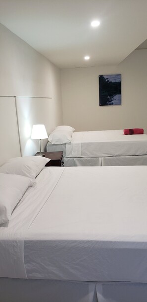 Basic Double Room, 2 Queen Beds, Ensuite, Courtyard Area | Desk, rollaway beds, free WiFi - Hotel el Dorado (La Ceiba)