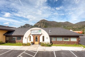 A lodge named 'Colorado Rocky Mountain Resorts' with a mountain backdrop.