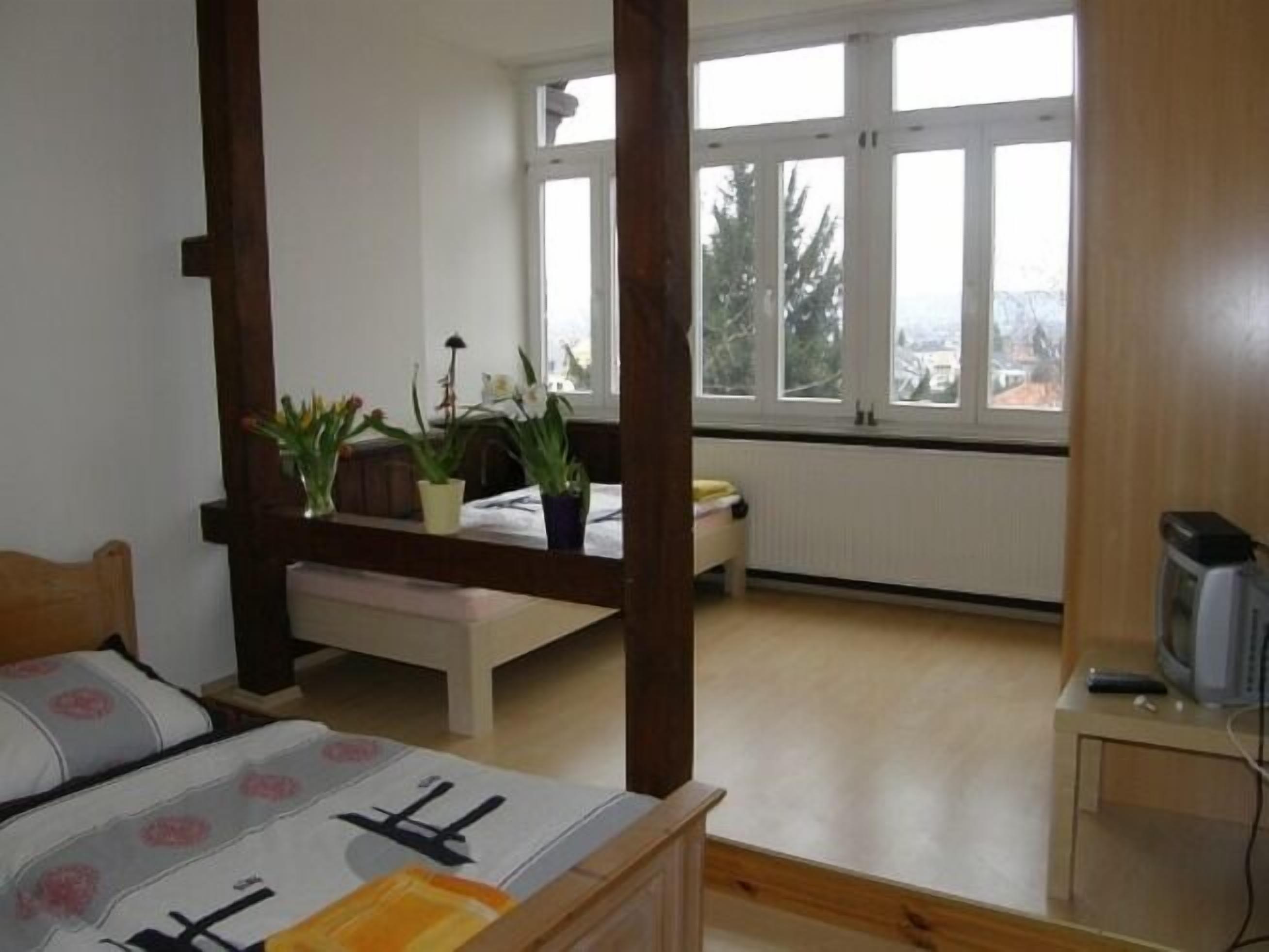 Cortinas blackout, cunas, wifi gratis y ropa de cama 