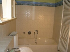 Apartment, 2 Bedrooms (Apartment 3) | Bathroom