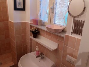 Apartamento Deluxe | Baño | Ducha y cabezal de ducha tipo lluvia